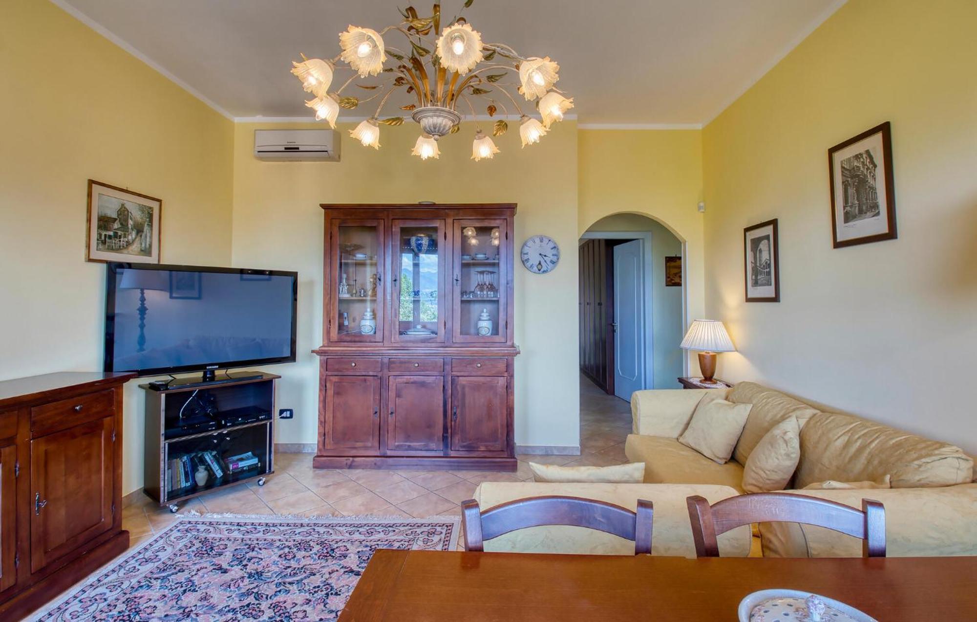 2 Bedroom Beautiful In Appartamento
